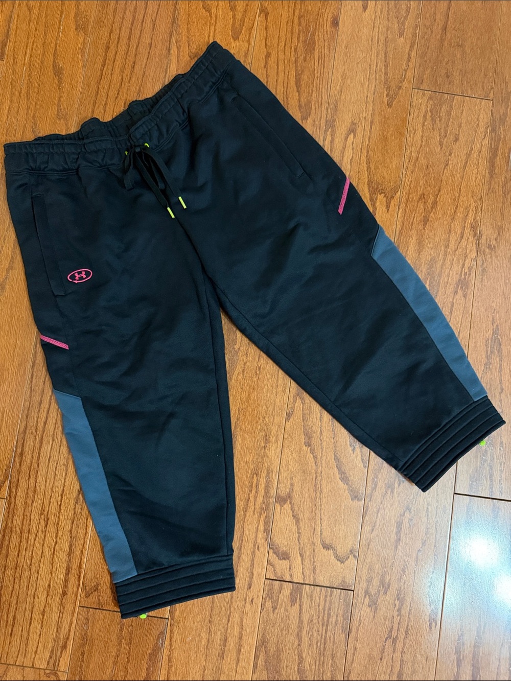 Under Armour black & gray with hot pink trim Capris semi-fit Sweatpants - Medium
